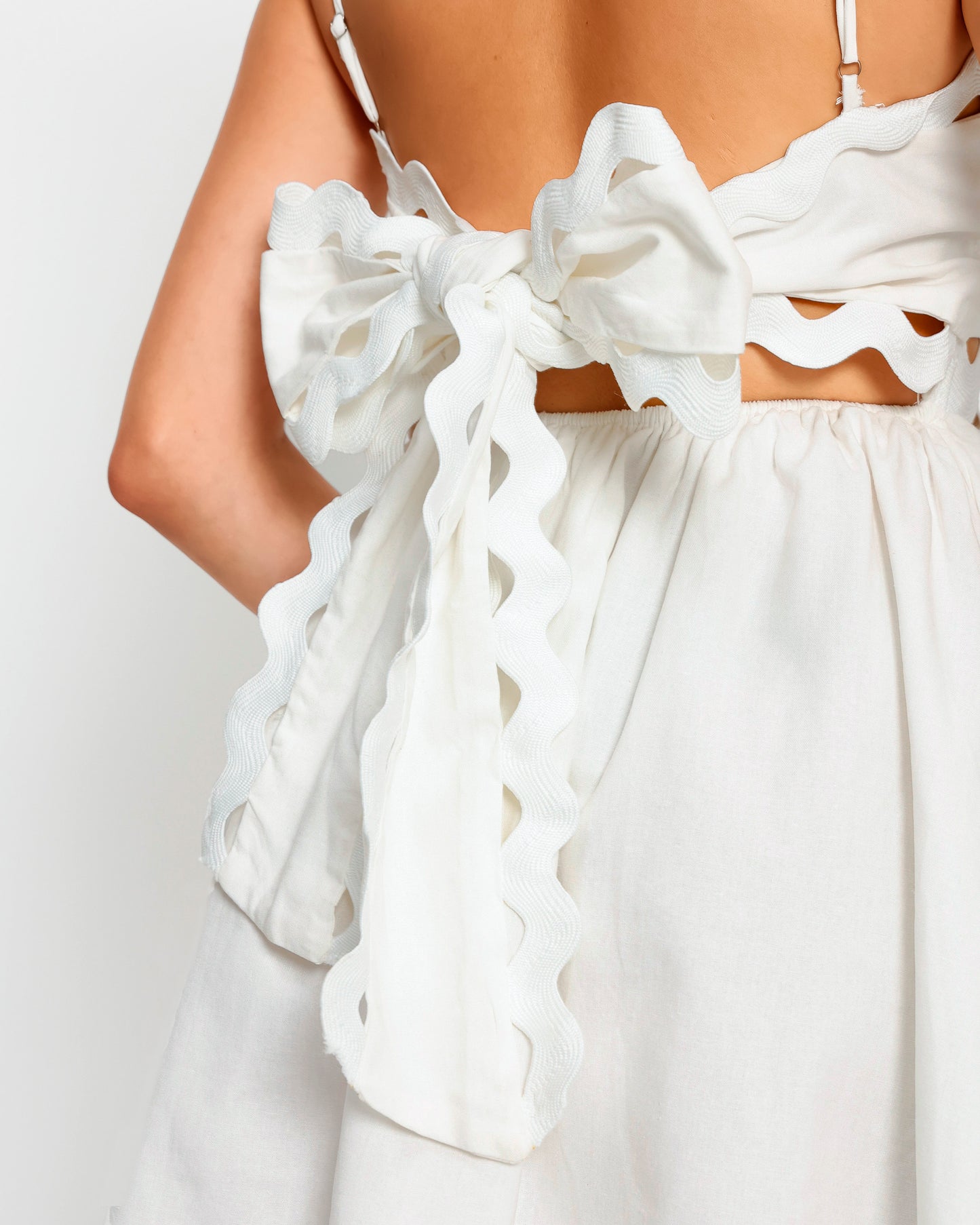 Scallop Cut Out Mini vestido